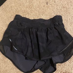 Black camo hotty hot shorts 2.5